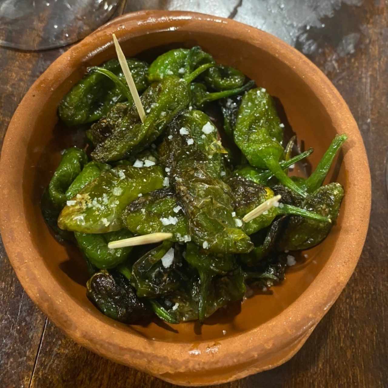 Pimientos del padron, la tradicion dice que a quien les toca el pimiento picante paga la cuenta🤩