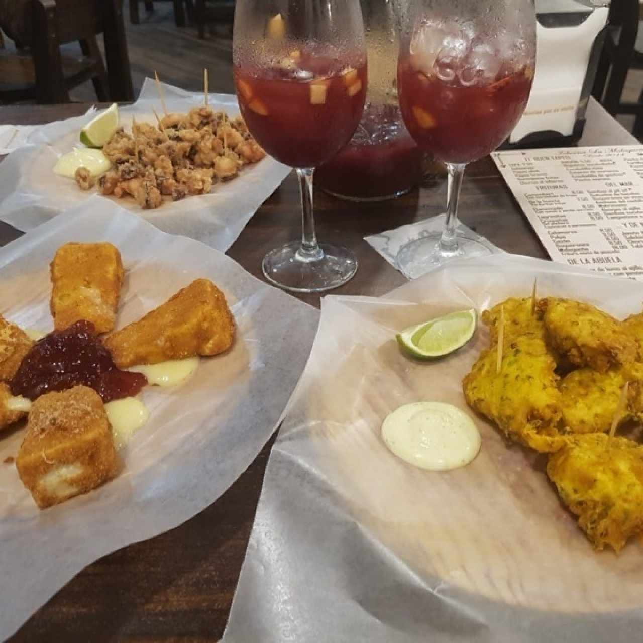 Pulpo frito, buñuelos de bacalao, queso camembert y sangría