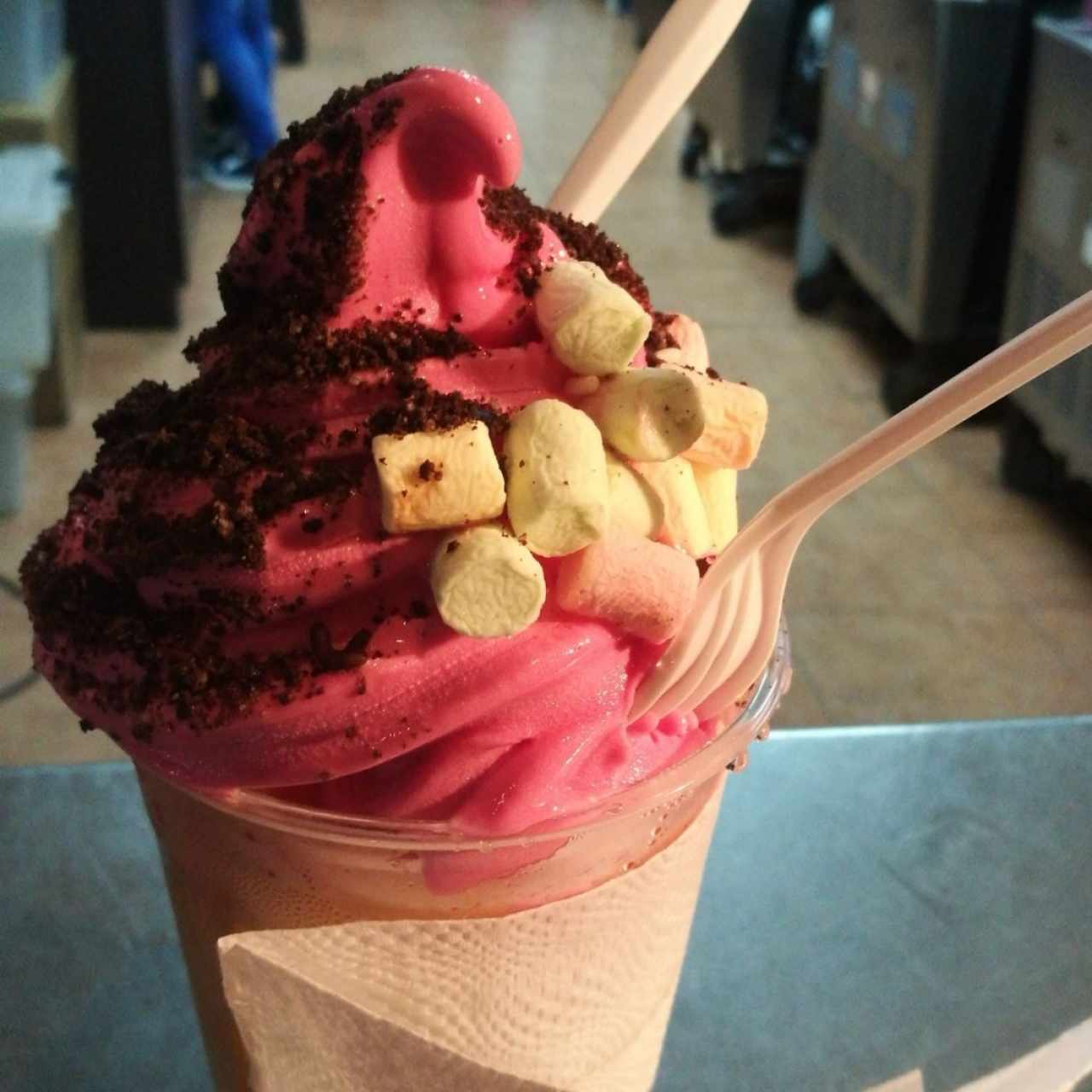 helado de fresa con topping de galleta y malvas