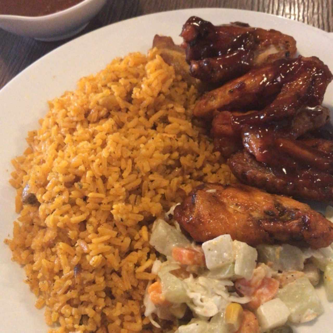 Alitas BBQ, Arroz Pintado y Ensalada de Chayote