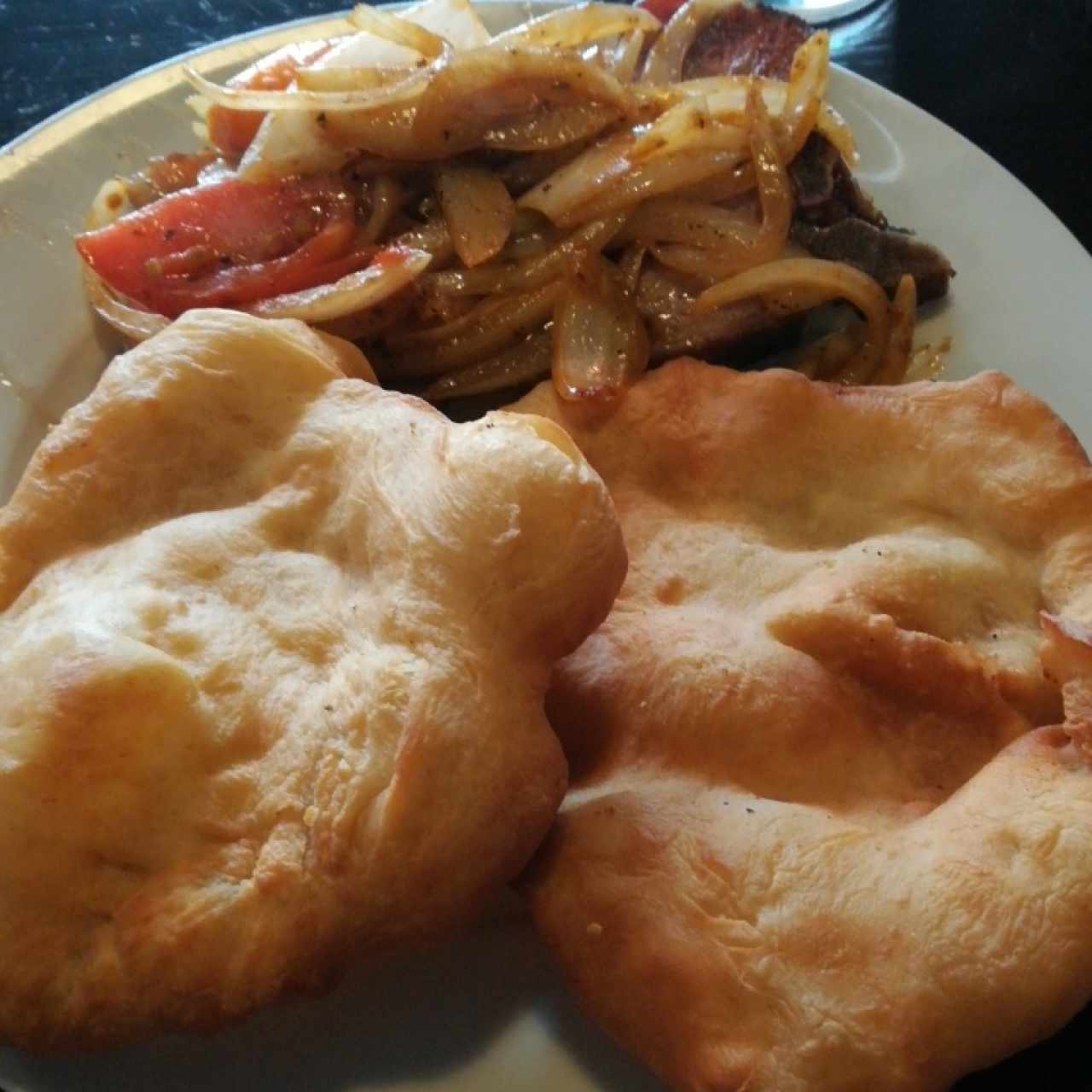 hojaldres con Chuletas encebolladas