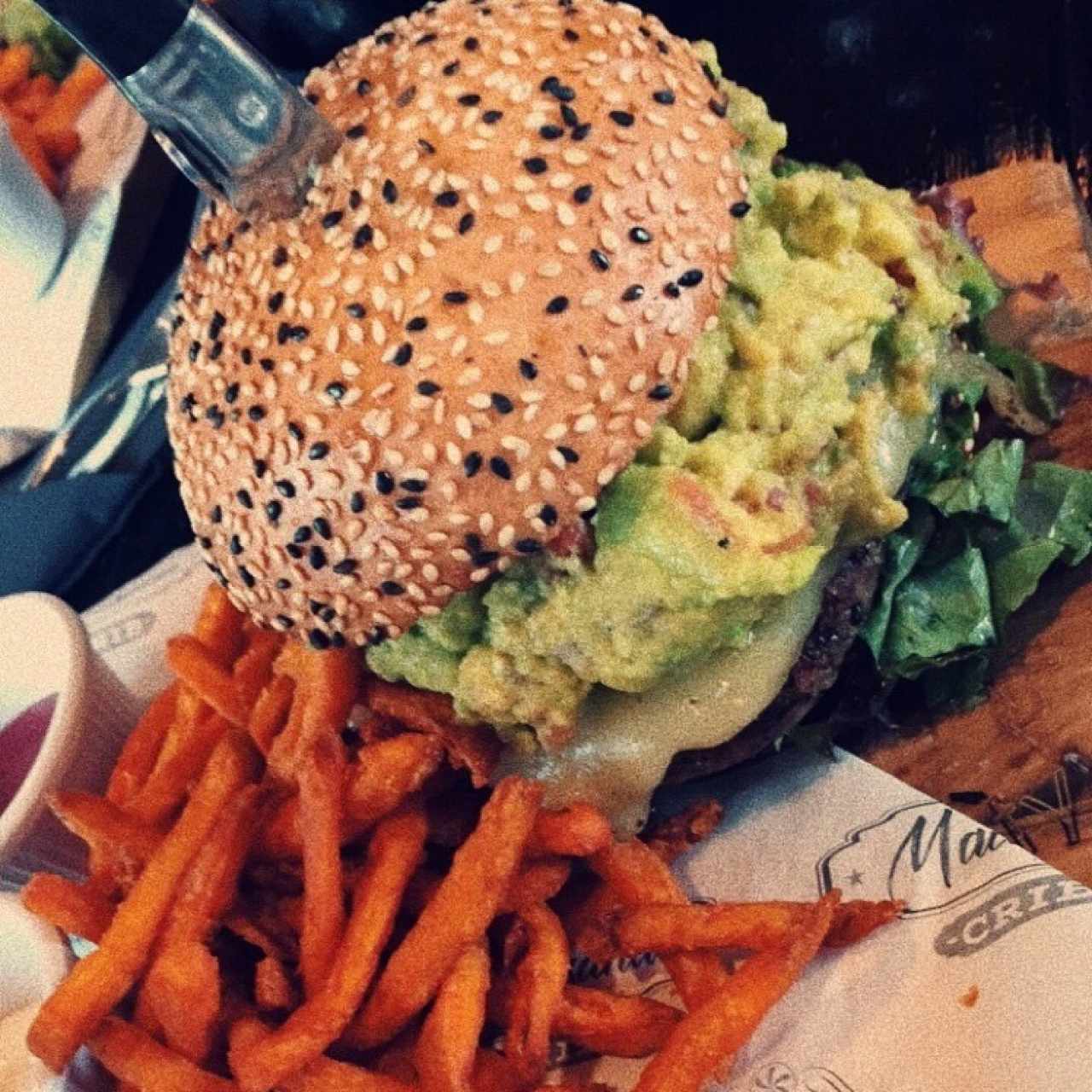 Platos Fuertes - Hamburguesa Malasaña (1/2L) con extra de bacon y guacamole