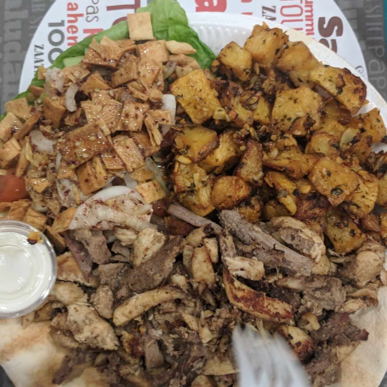 Shawarma con Papas Picantes y Fattoush