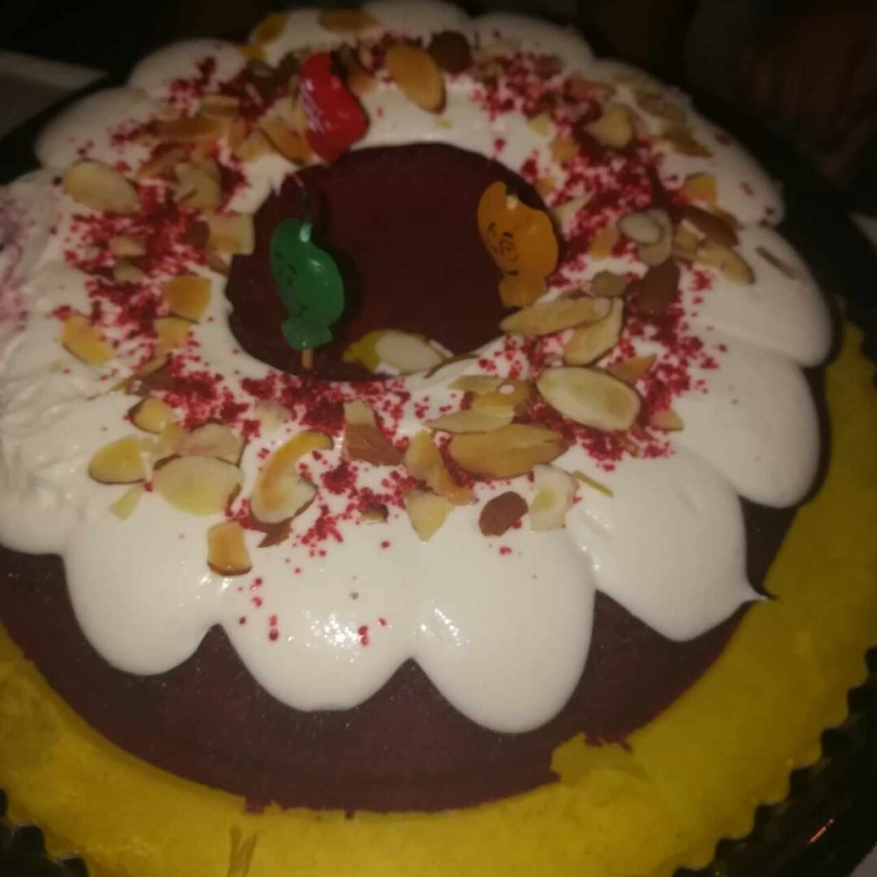 red velvet con queso crema y almendra