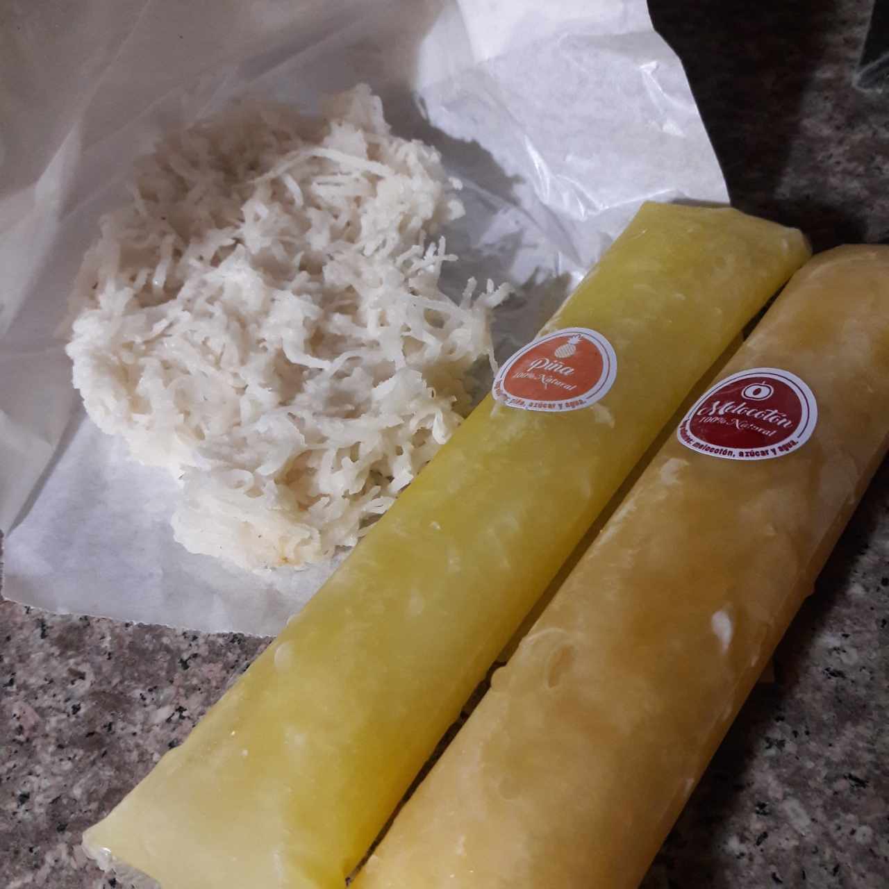 cocada de leche y bolis de piña y melocotón