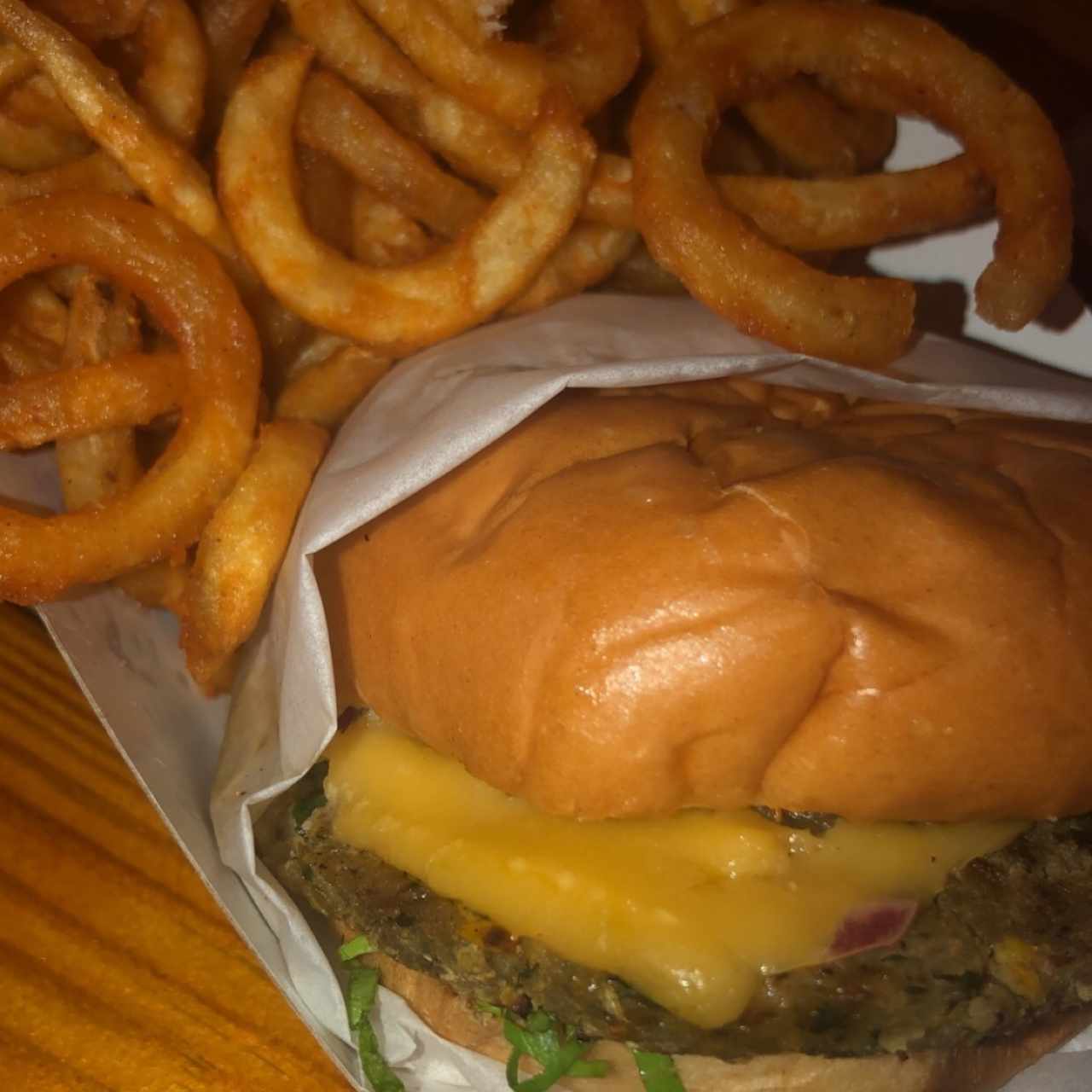 La vegana + curly fries