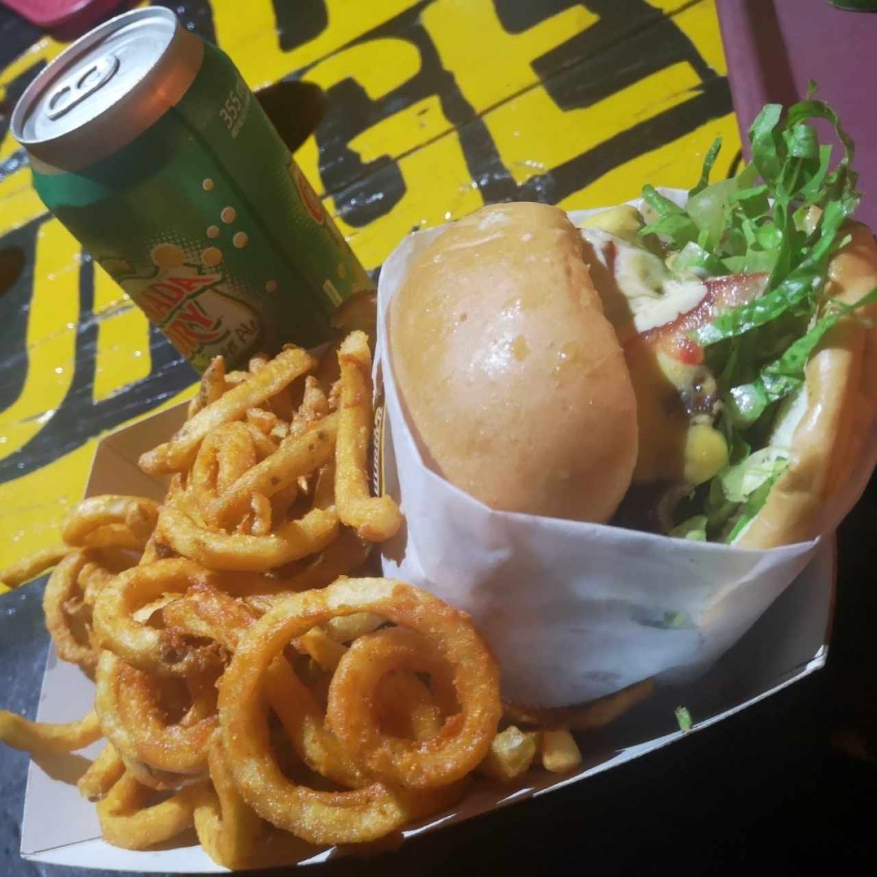 Anti Burger y Curly Fries