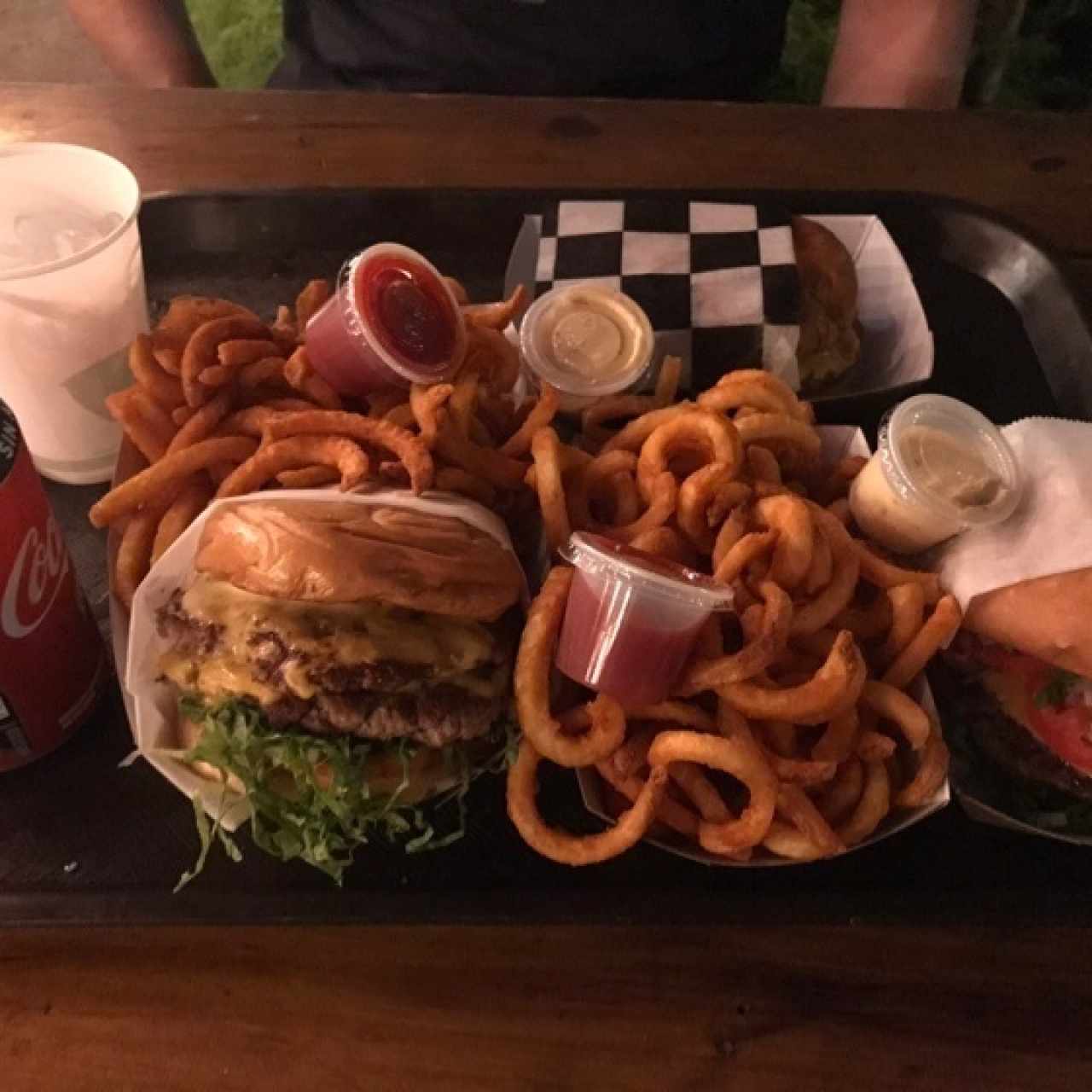 Antiburger, curly fries y hamburguesa Vegana