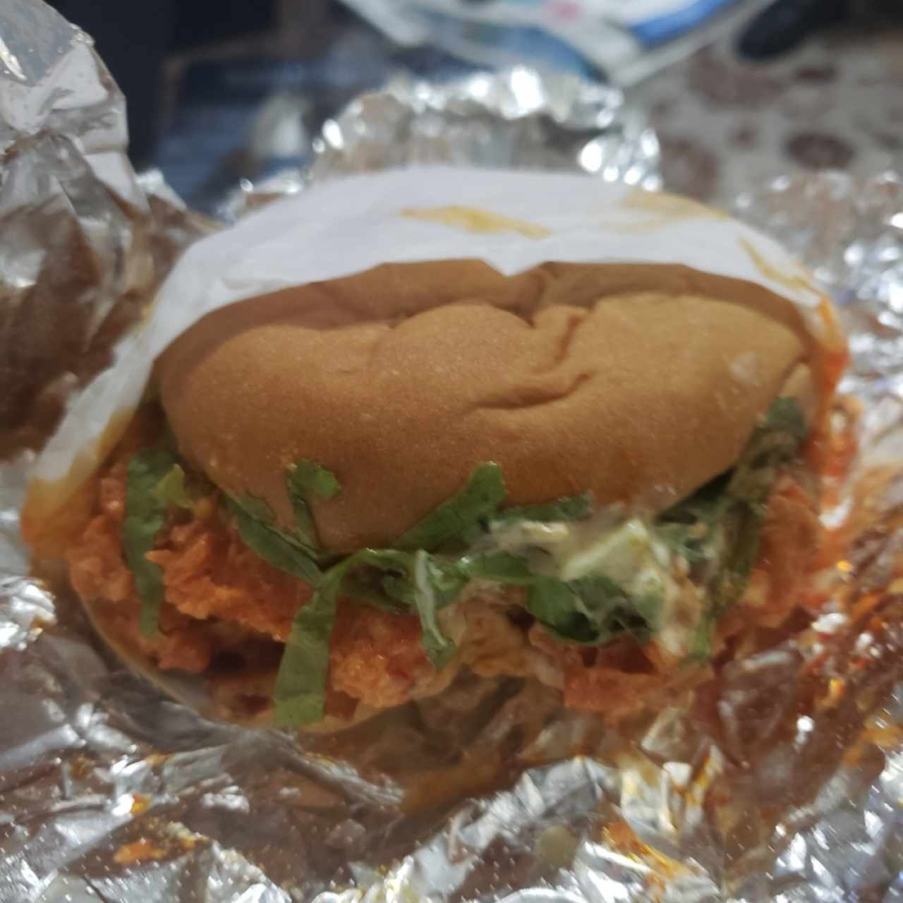 HAMBURGUESA DE POLLO CON SALSA BUFALO