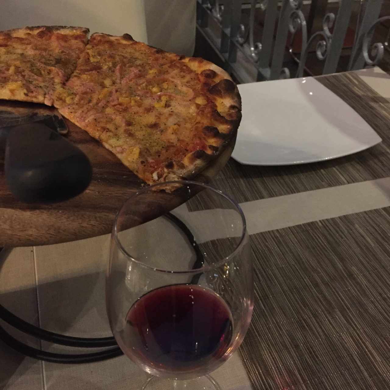 pizza tradicional con jamon y maiz deliciosa.... y un lopez de haro crianza perfecta combinacion 