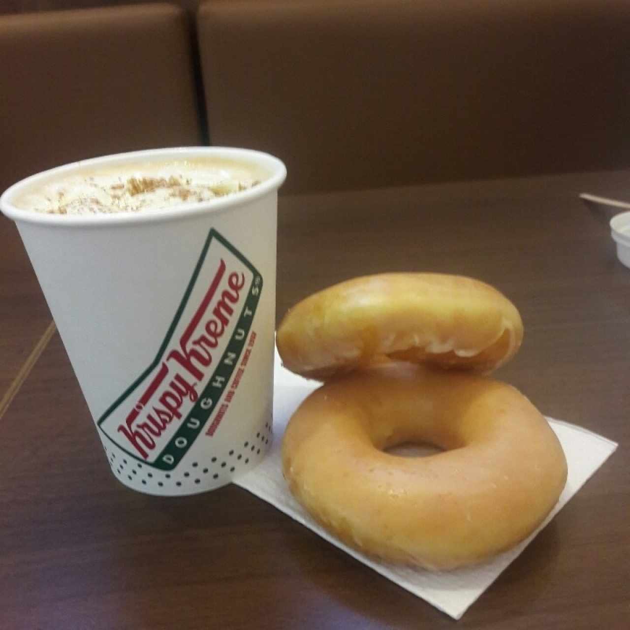 Latte con dos donuts glaceadas