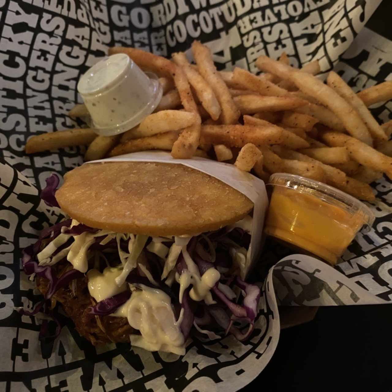 Hamburguesa de tortilla de maíz y ropa vieja