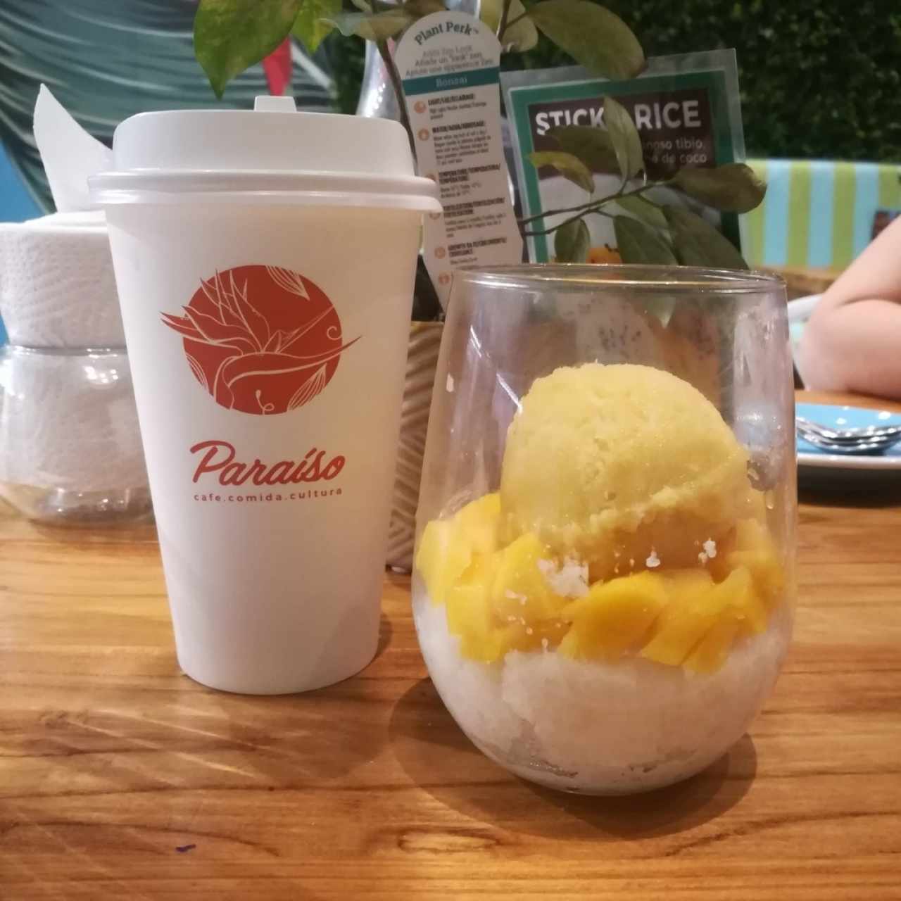 Mango con Sticky Rice con sorbeto de maracuyá de Muka