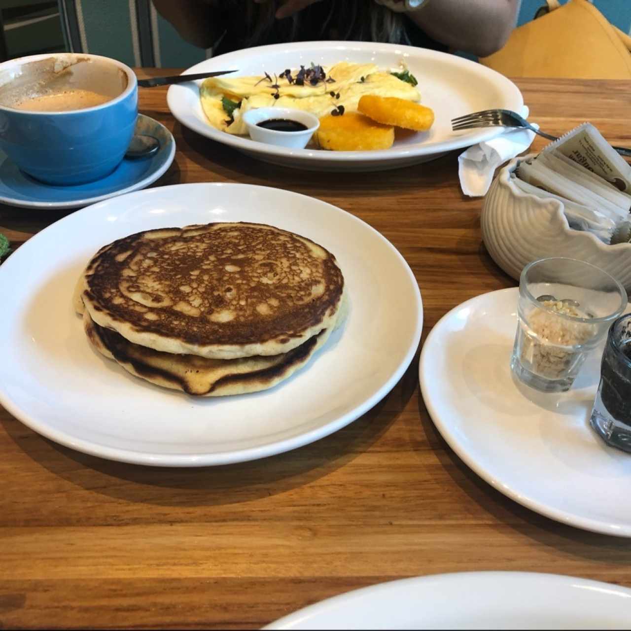 black sesame pancakes / omelet kale y hongos / capuchino 😱