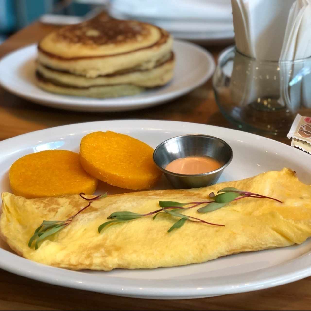 omelette 3 quesos y black sesame pancakes 