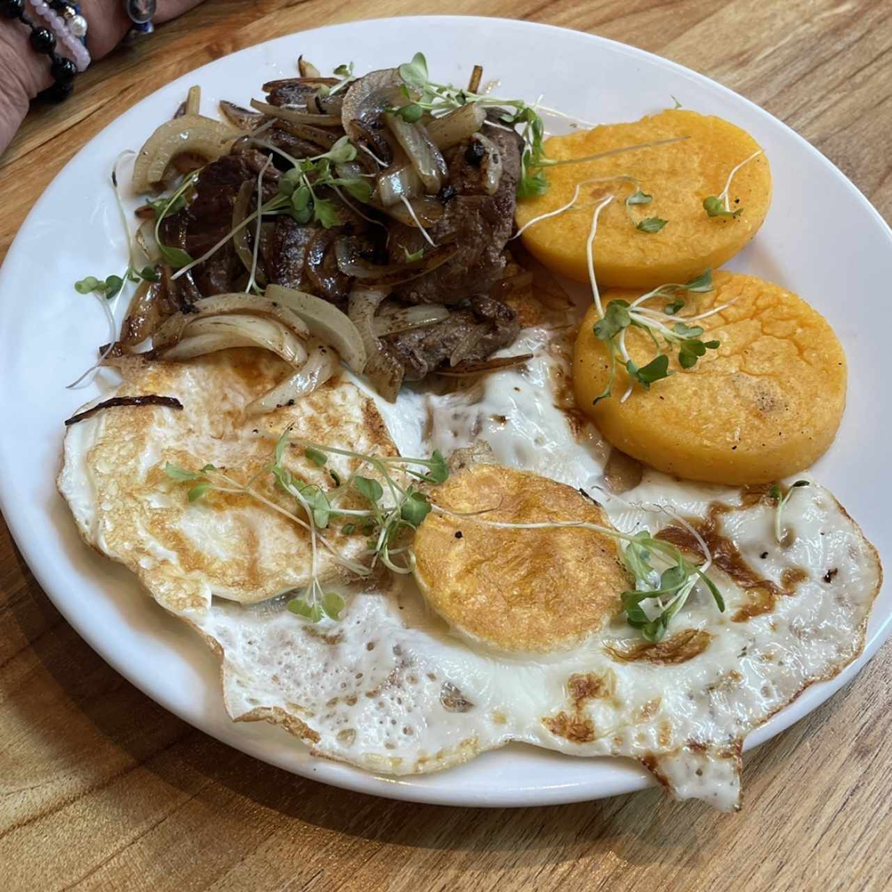 Bistec encebollado a caballo con tortillas