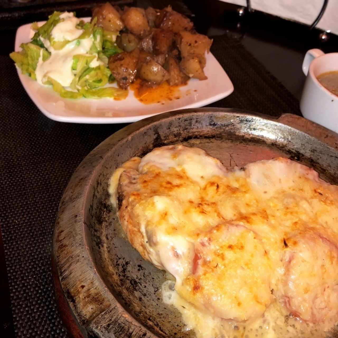 Pollo gratinado con acompañamientos