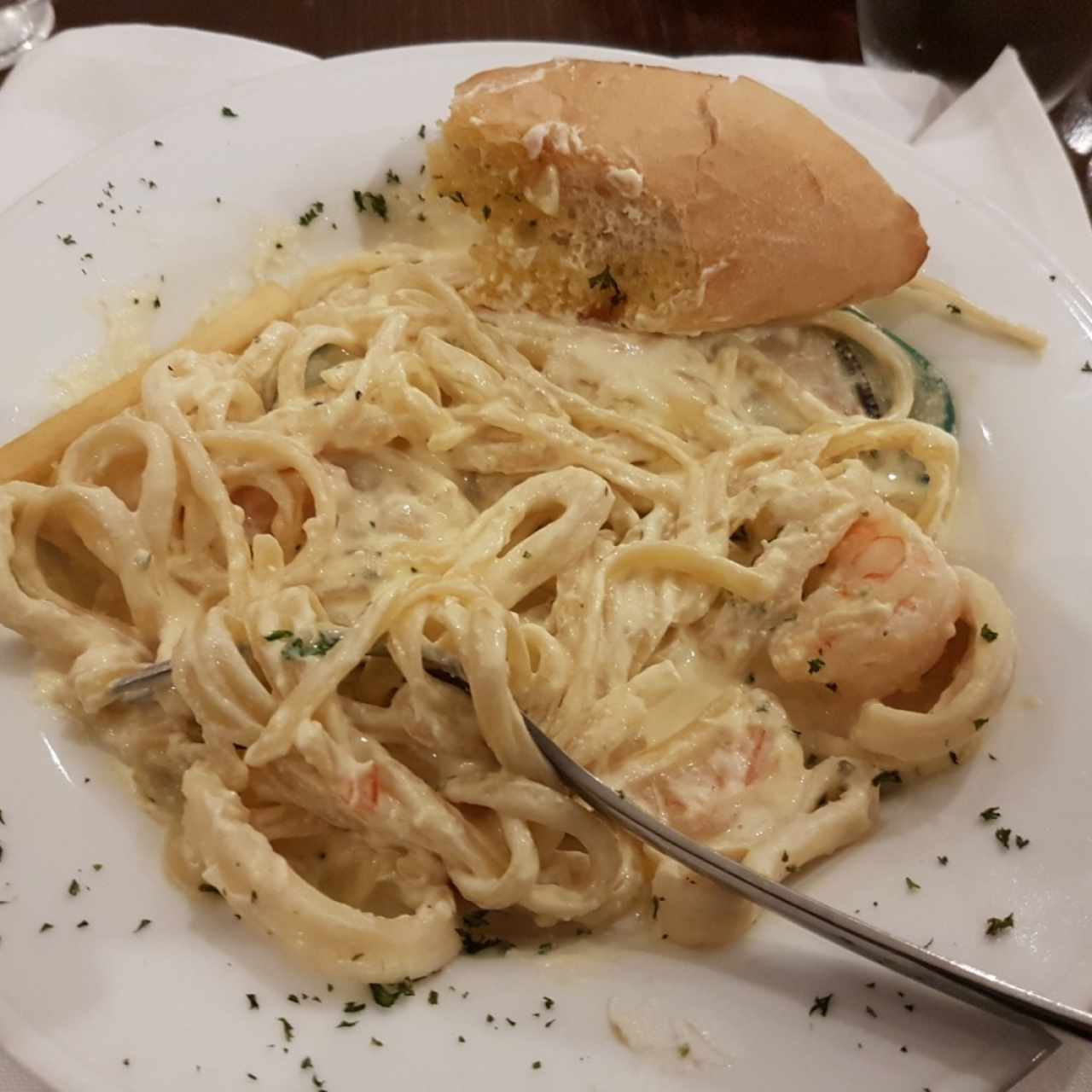 Linguini con crema de mariscos y vino