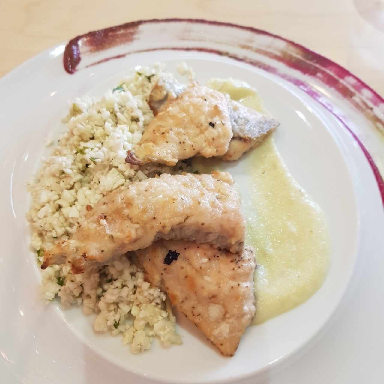 Salmón crujiente con arroz de coliflor