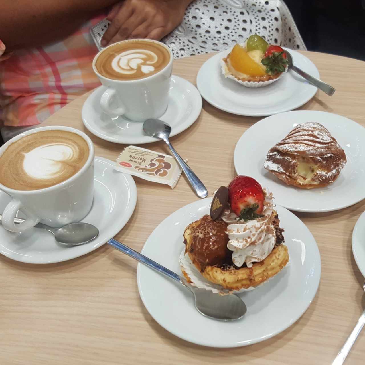 café con leche profiterol y cola de langosta con crema pastelera 