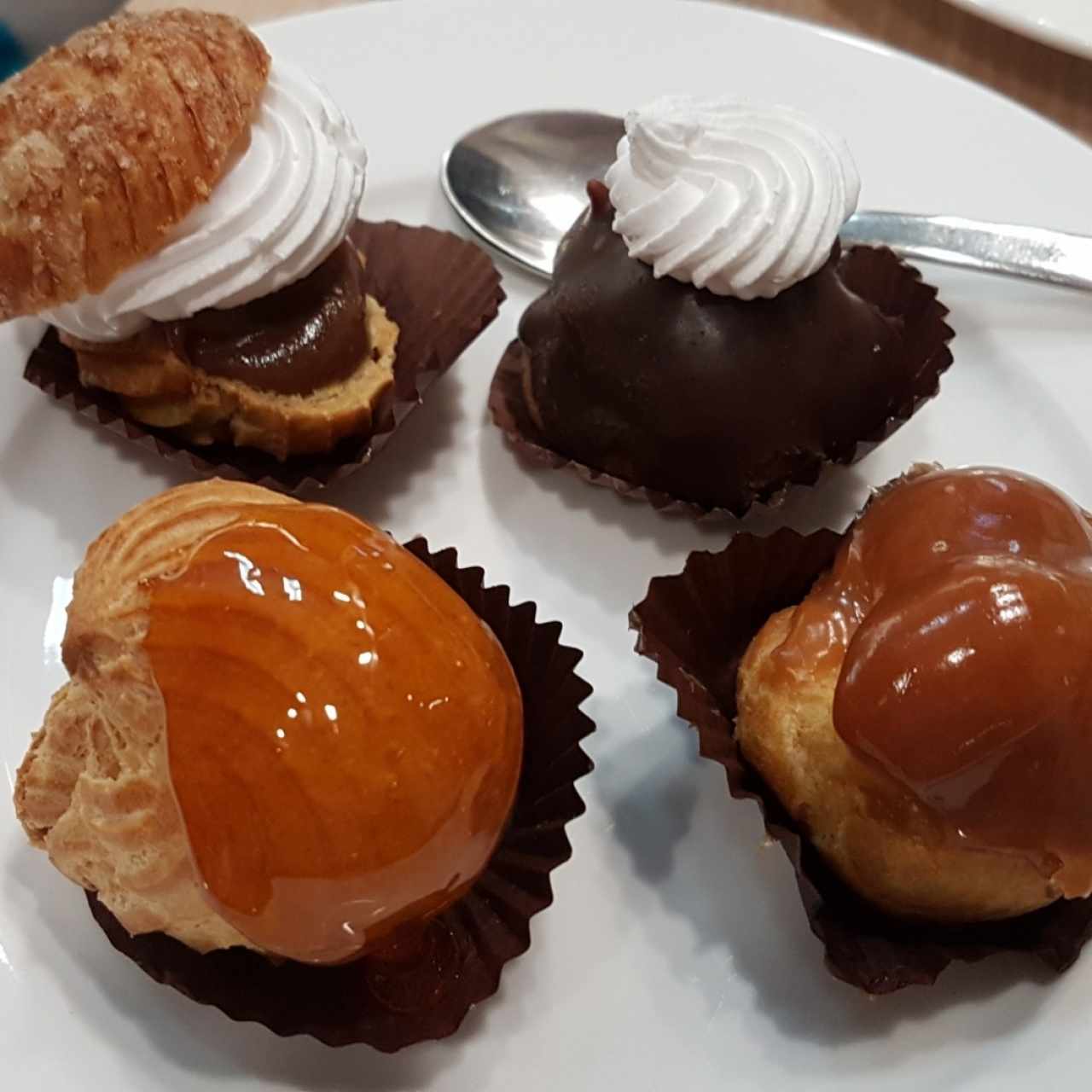 Profiteroles de chocolate, caramelo, dolce de leche y sorpresas