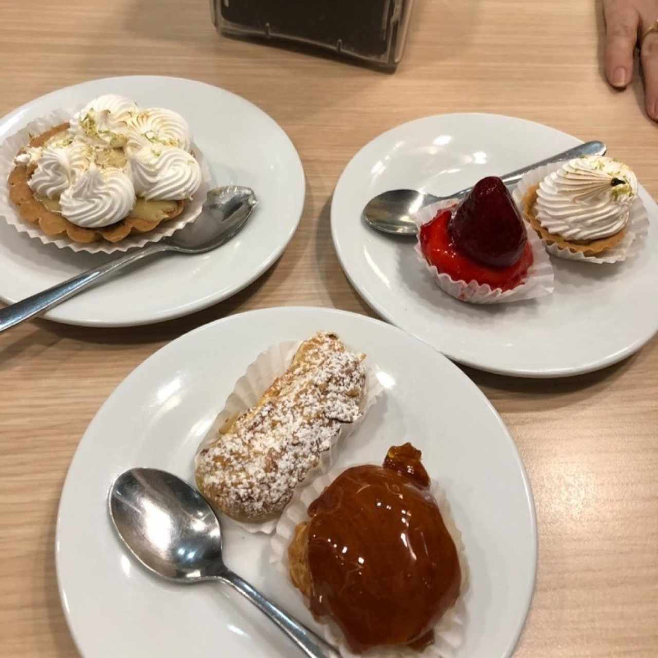 Tartaleta de Limón, de Fresa y eclair de caramelo y