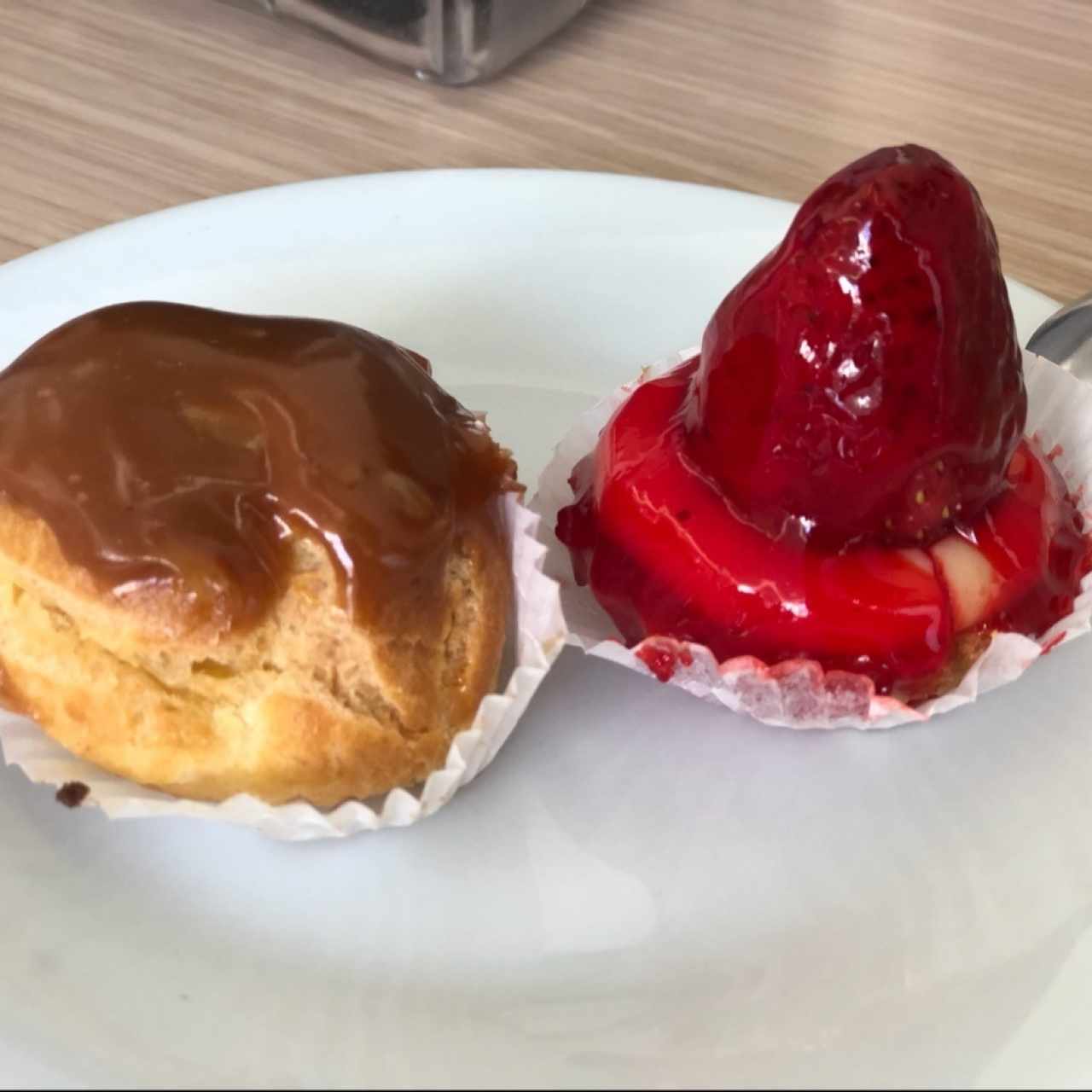 mini postres. tartaleta de fresa y profiterol de dulce de leche 