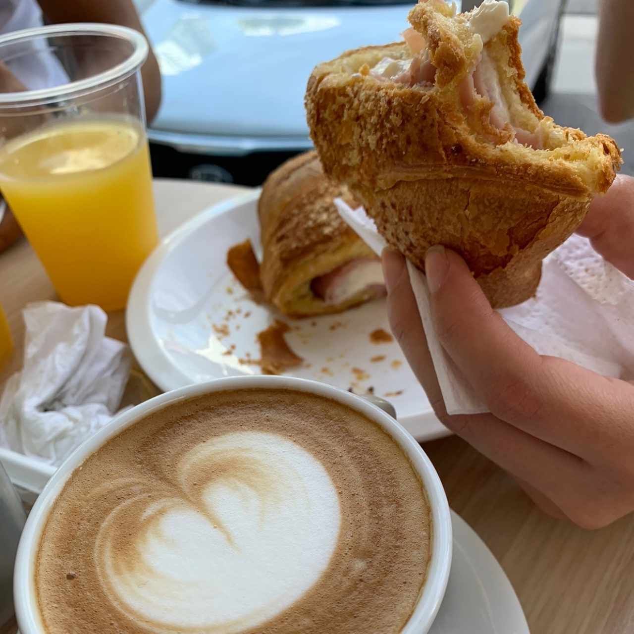 Croissant de Jamón y Queso Crema y Capucchino