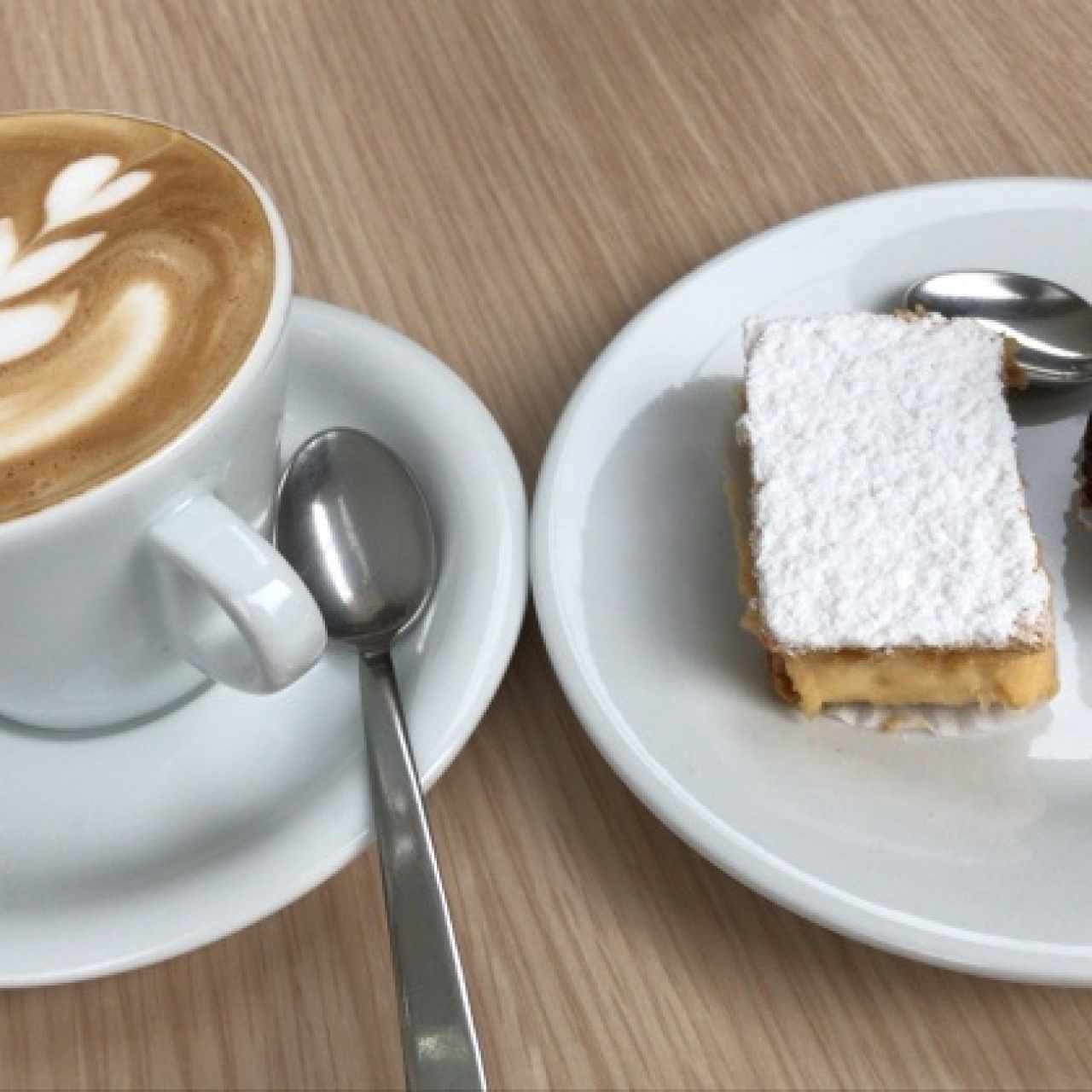 Cappuccino, milhoja de azúcar y profiterol