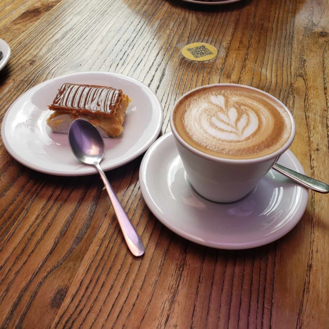 Capuccino acompañado de milhojas de dulce de leche 