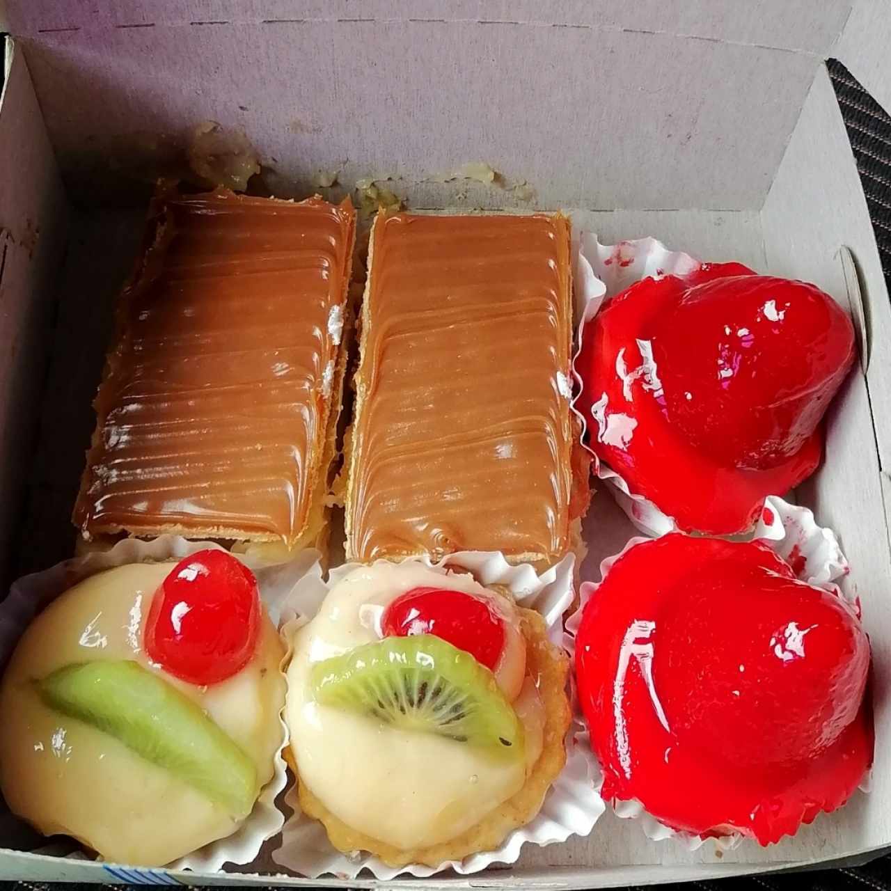 Mini dulces: Tartaleta de Frutas o Fresas y Mil Hojas de Dulce de Leche