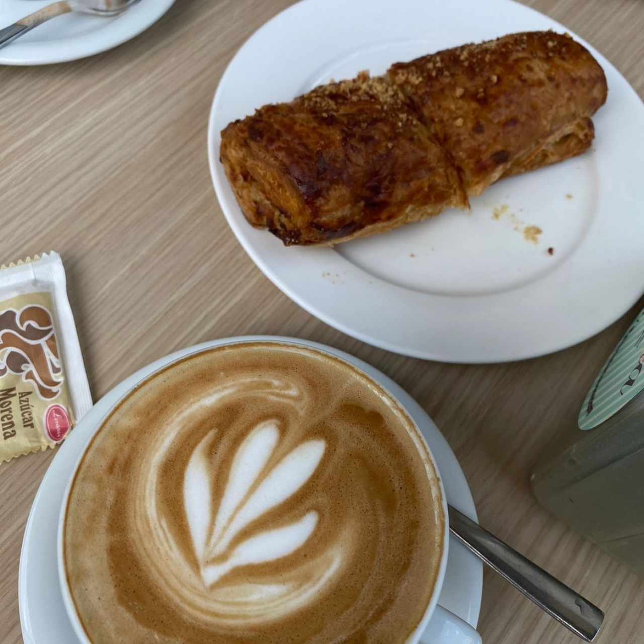 Pastel de ricota y espinaca, mocachino, agua y un postre qie te evoca el recuerdo. 😍