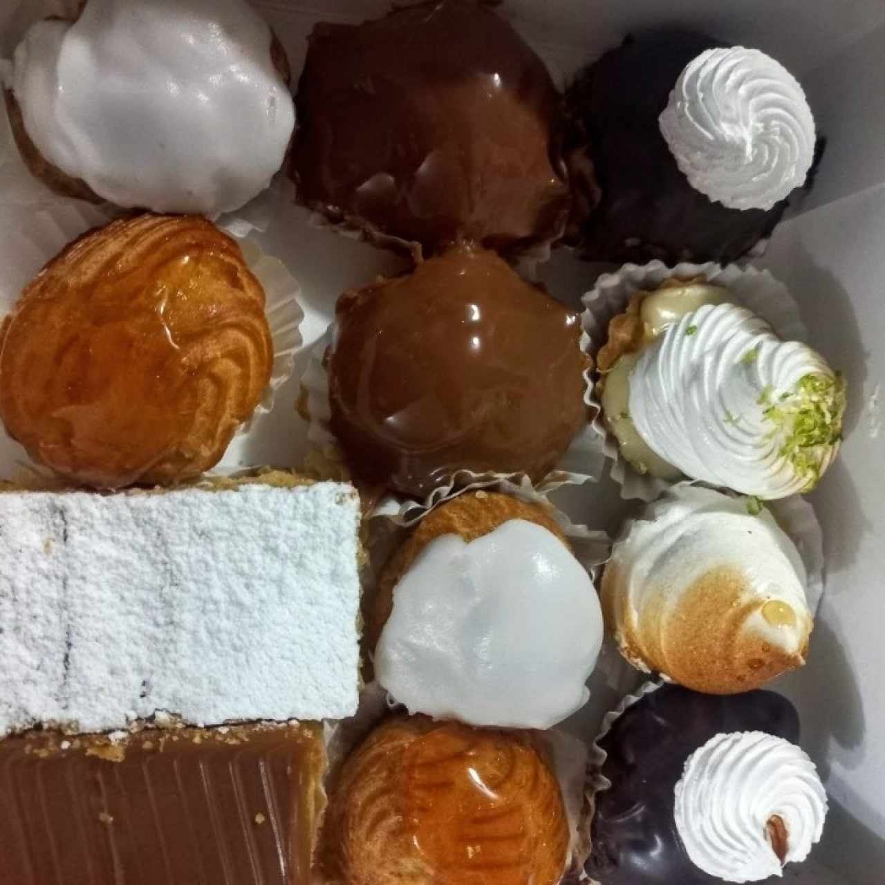 variedad de mini postres: profiteroles de chocolate, arequipe, caramelo. pie de limón y maracuyá y mil hoja de arequipe y de dulce de leche 😋