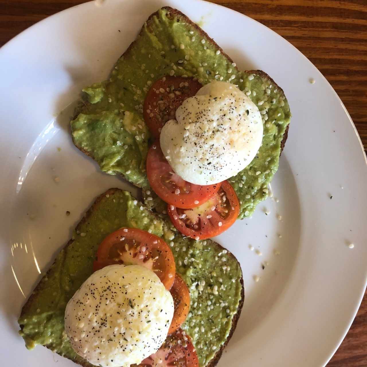 aguacate tost con huevo