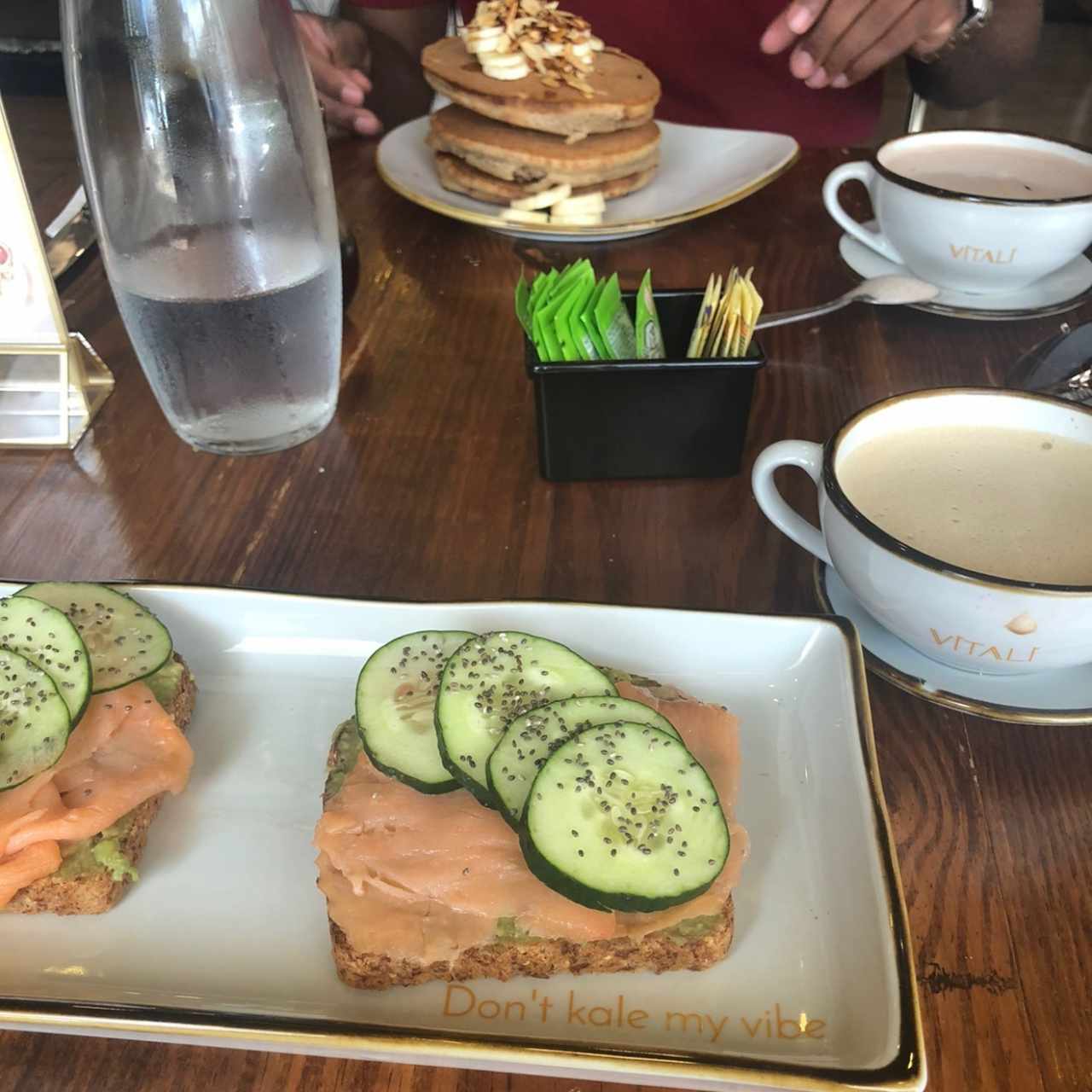 Pancakes de Avena y tostadas de salmon