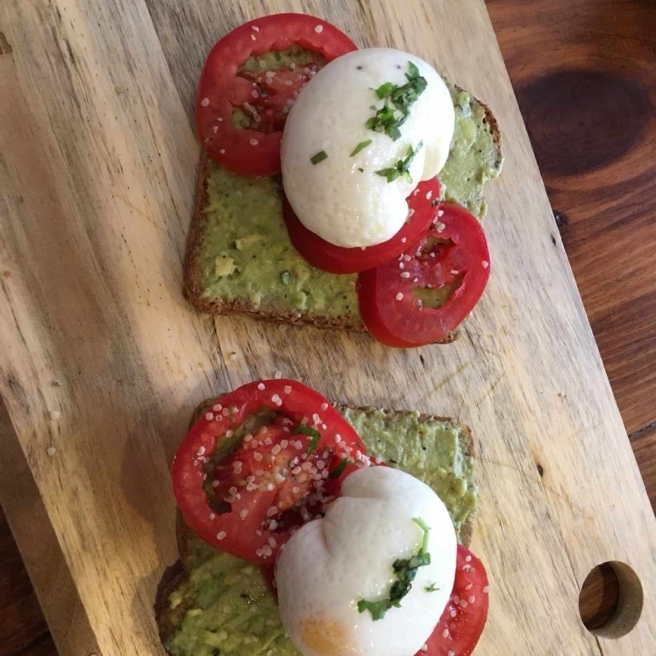 avocado toast + huevo