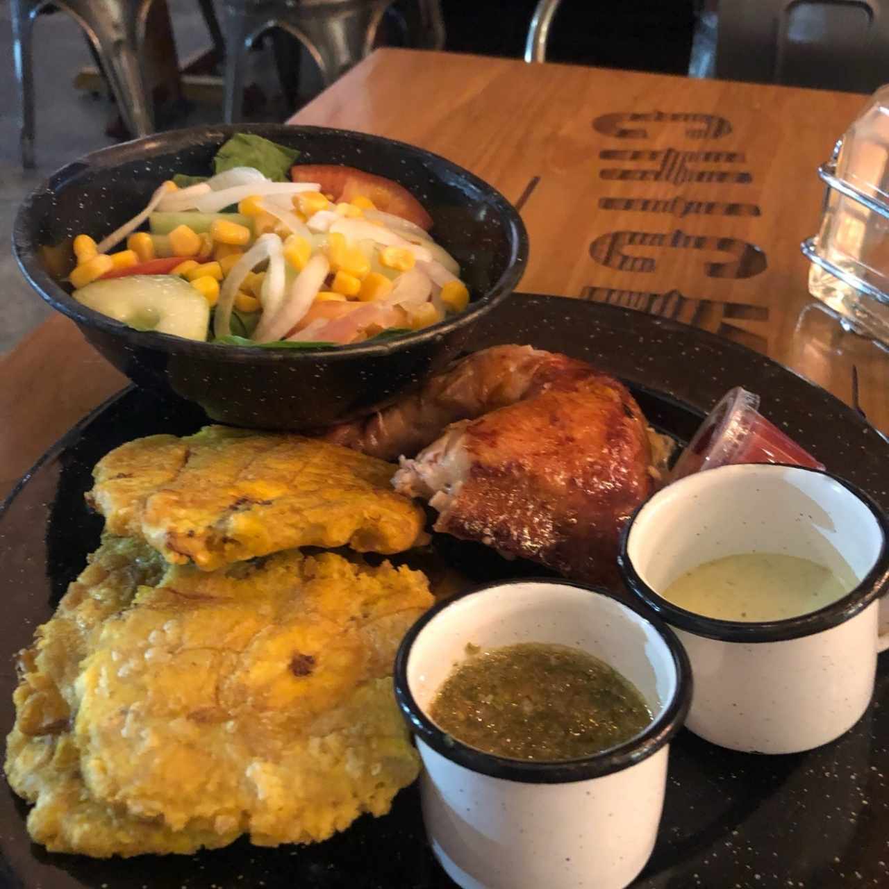 combo de 1/4 pollo, patacones y ensalada mixta 