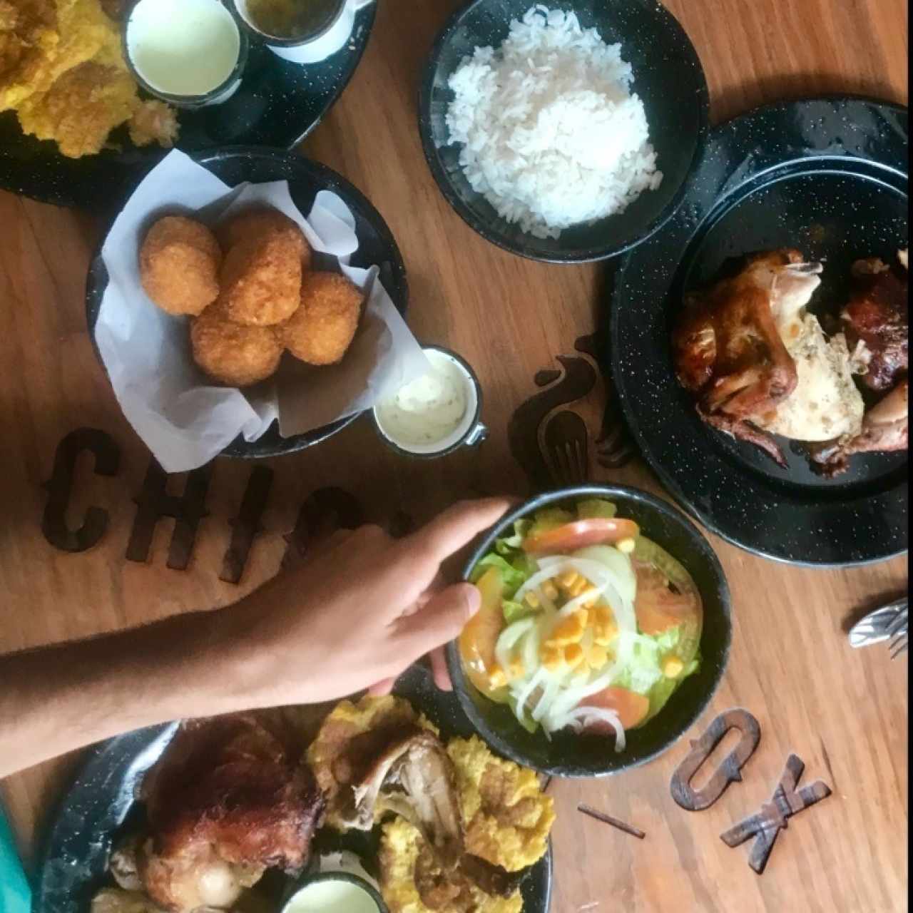 bolitas de pollo, pollo, patacones, arroz y ensalada