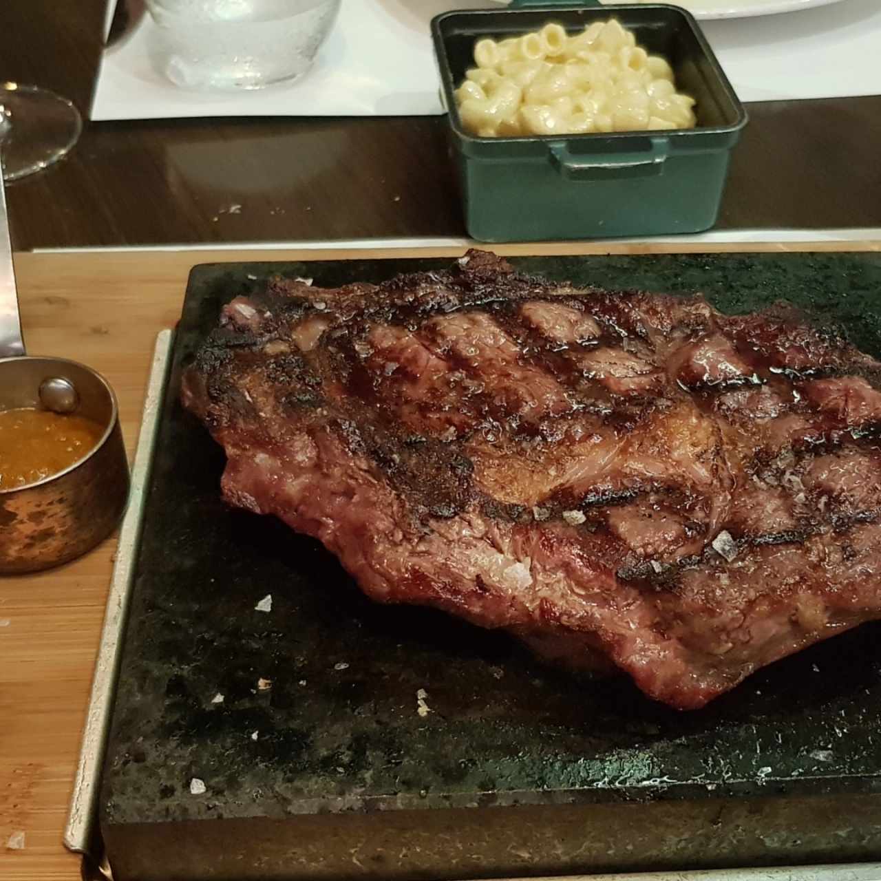 Rib Eye 16oz + salsa ají chombo (opcional gratis) con mac & cheese con trufado de acompañamiento (precio a parte).