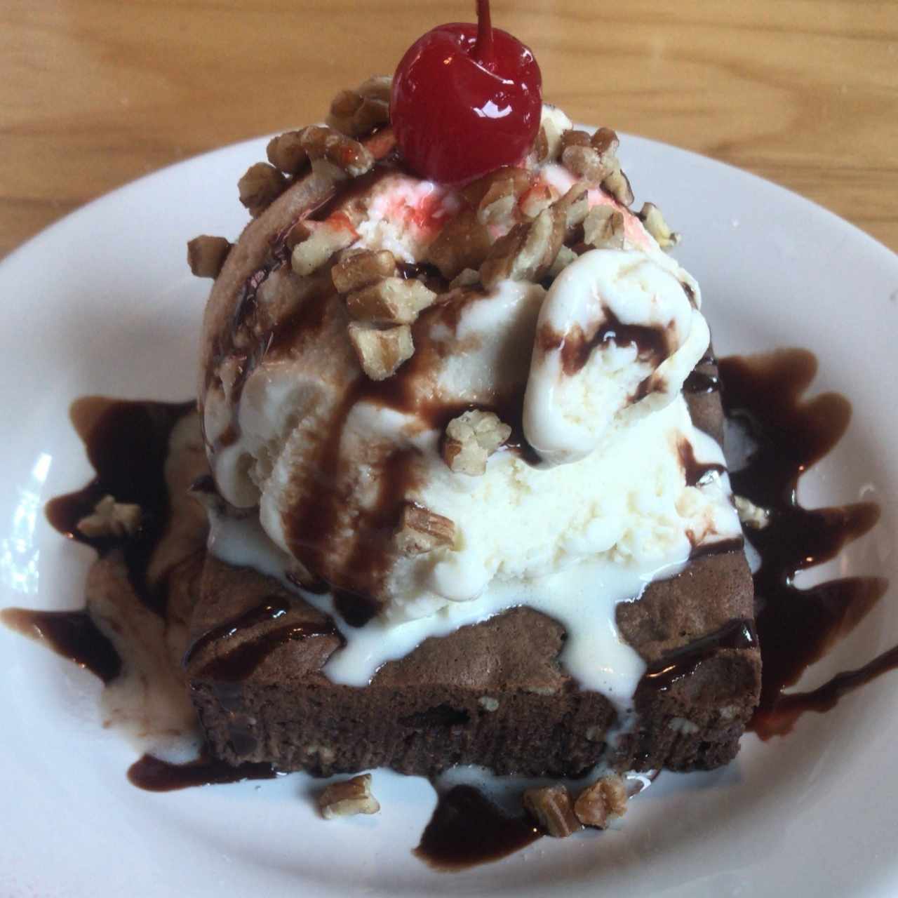 brownie con helado de vainilla