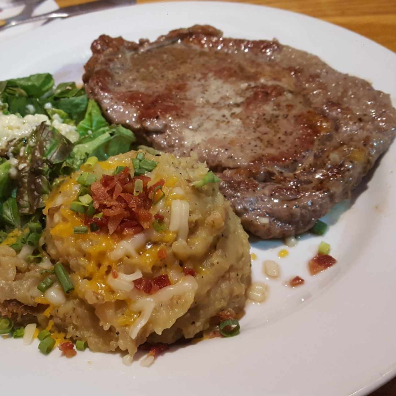 Ribeye, puré con queso y bacon, ensalada fresca