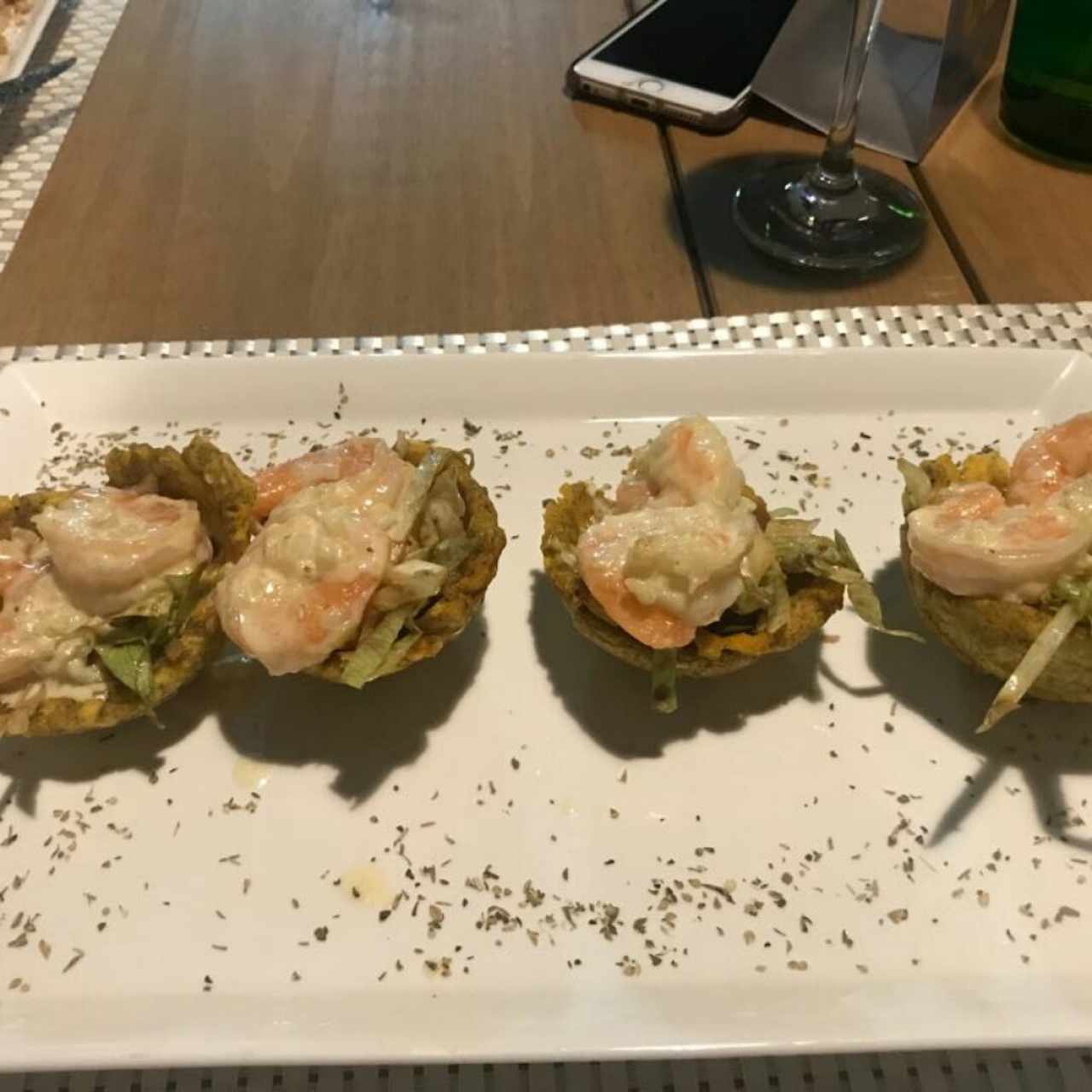 Tostones con camarones al ajillo