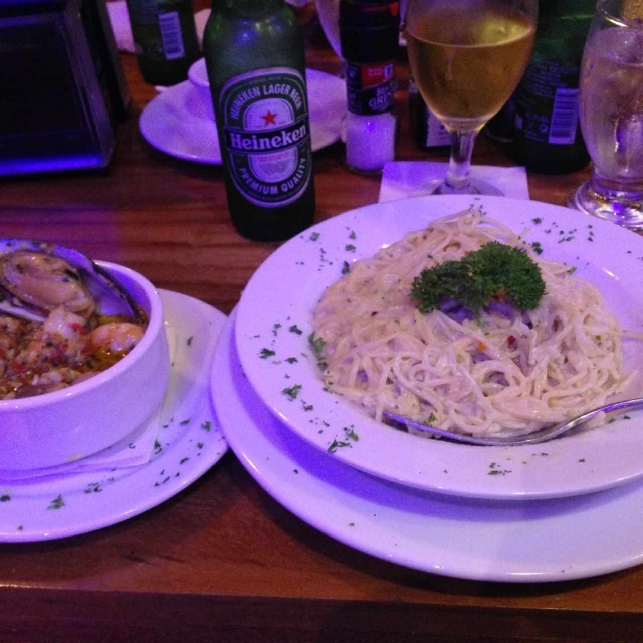 Pasta con mariscos al ajillo