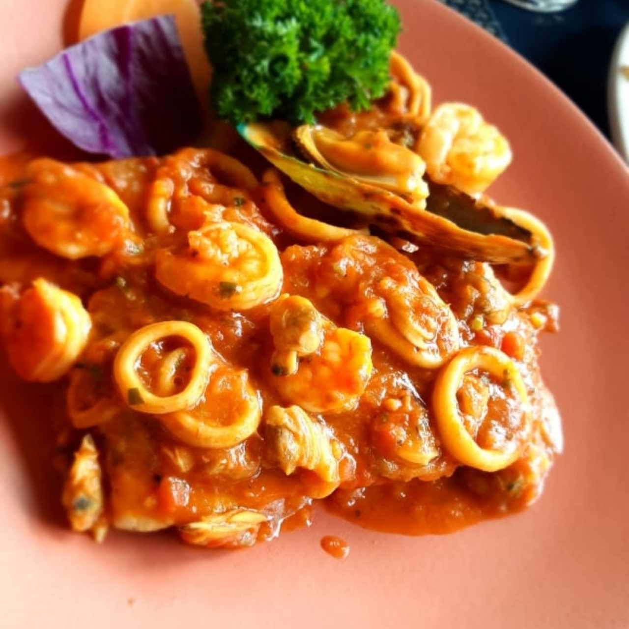 Filete con mariscos en salsa roja