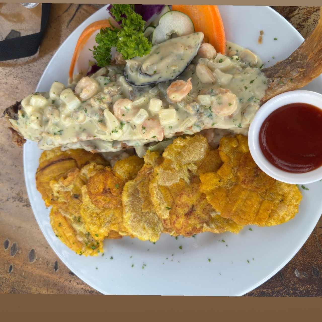 Corvina frita con mixto de mariscos