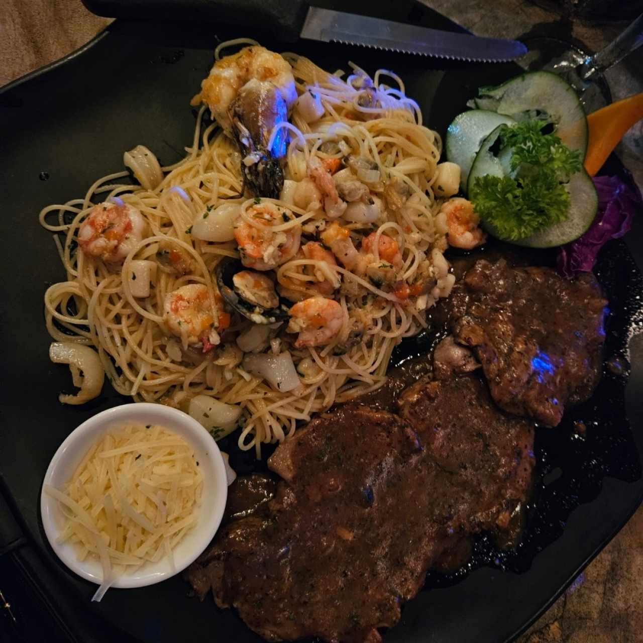 Pasta con Mariscos al Óleo y Filete Res a la Pimienta