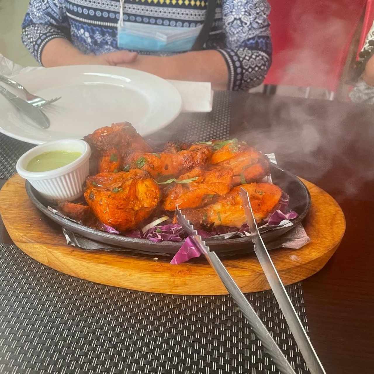 TANDOORI CHICKEN (1/2 Pollo marinado con yogur y especias)