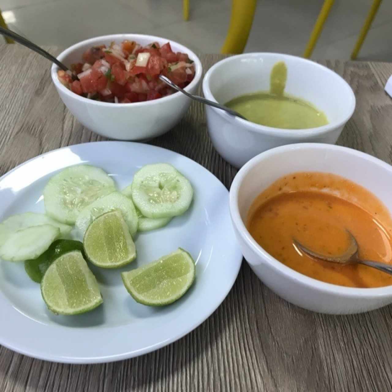 Las salsas para acompañar los tacos (cuidado la verde pica bastante)