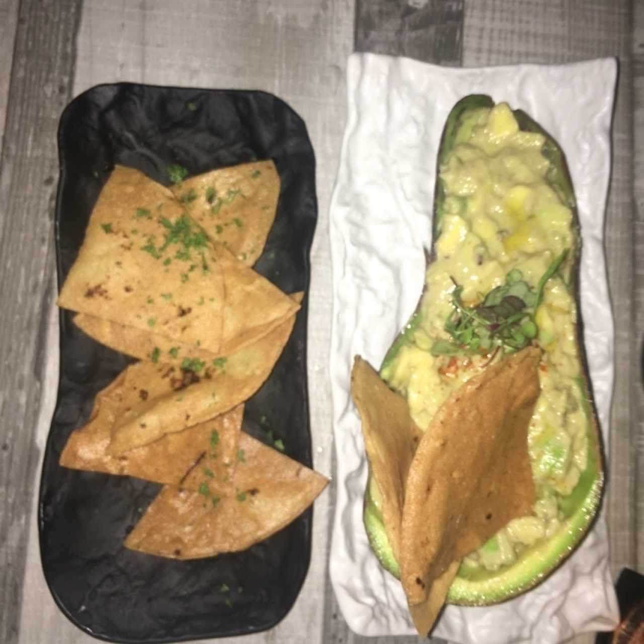 AGUACATE & HUMMUS (acompañados de totopos hechos en casa)