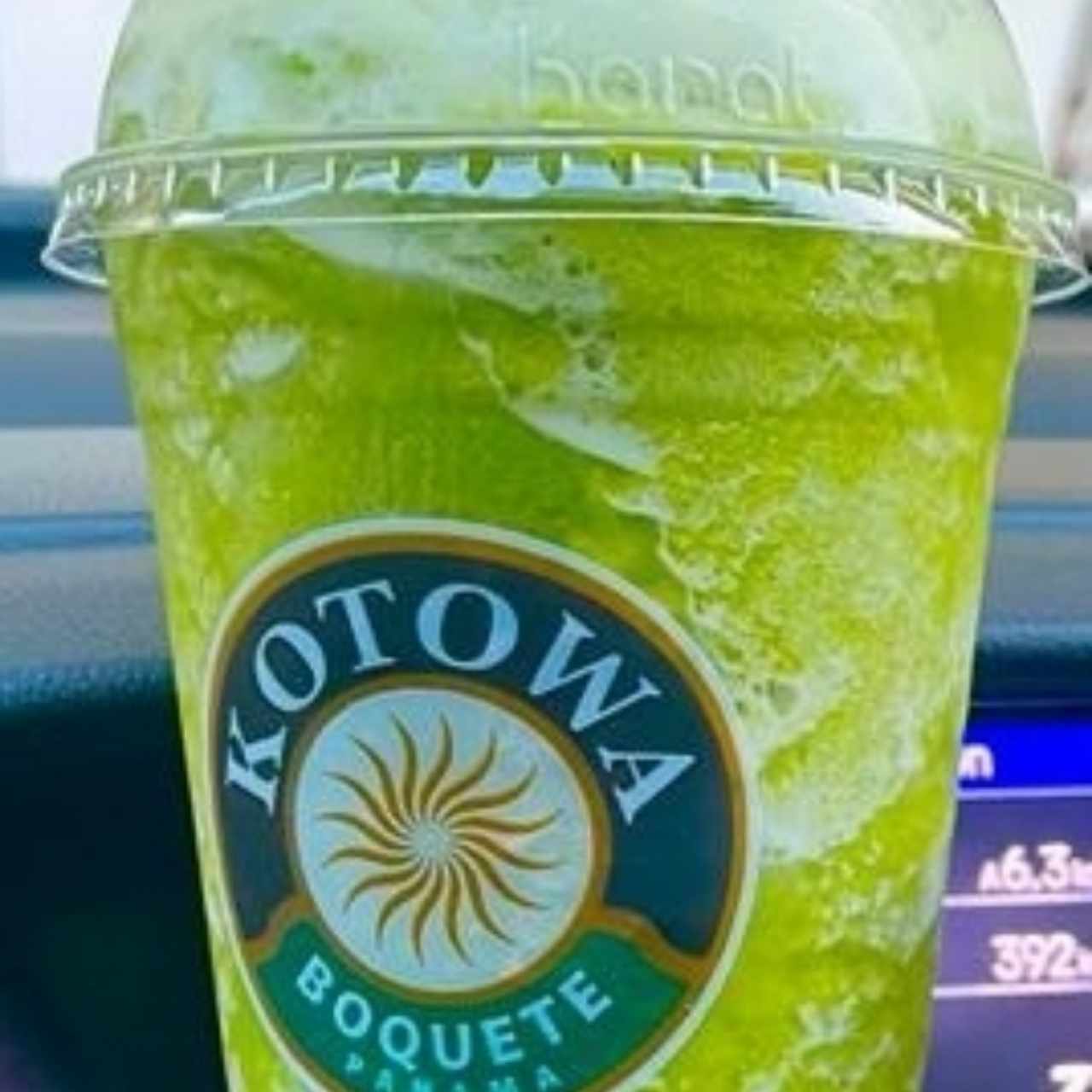 licuado verde tiene kale piña maracuya limon y menta